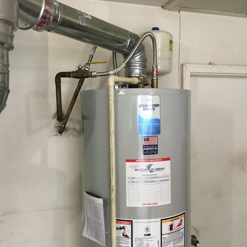 Gas water heater with expansion tank and vent piping Gas water heater with expansion tank and vent piping