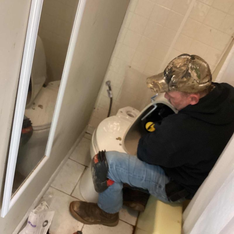 Toilet tank installation in small bathroom space