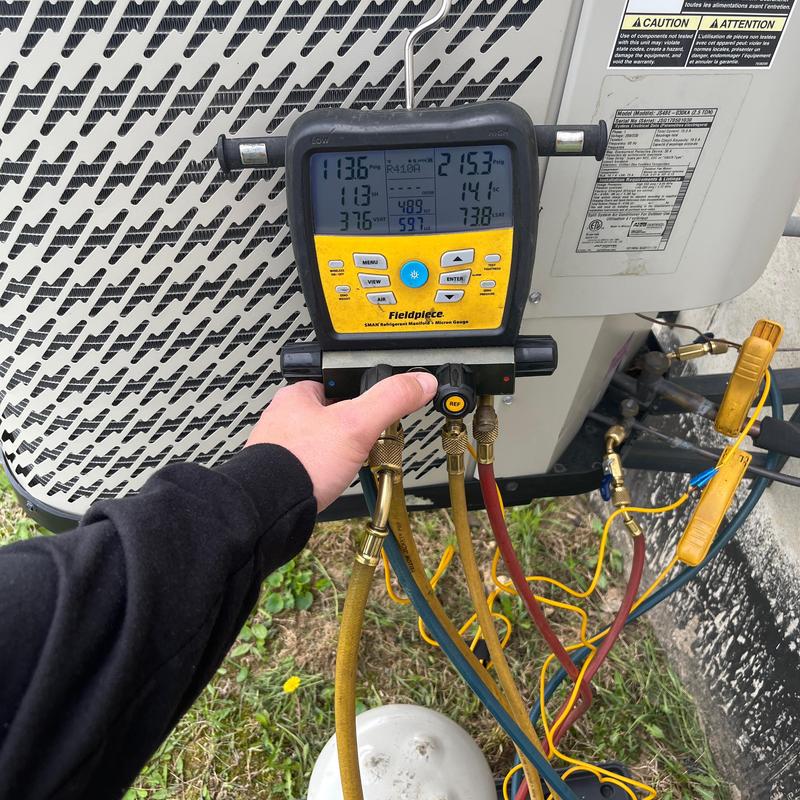 AC unit refrigerant pressure gauge testing