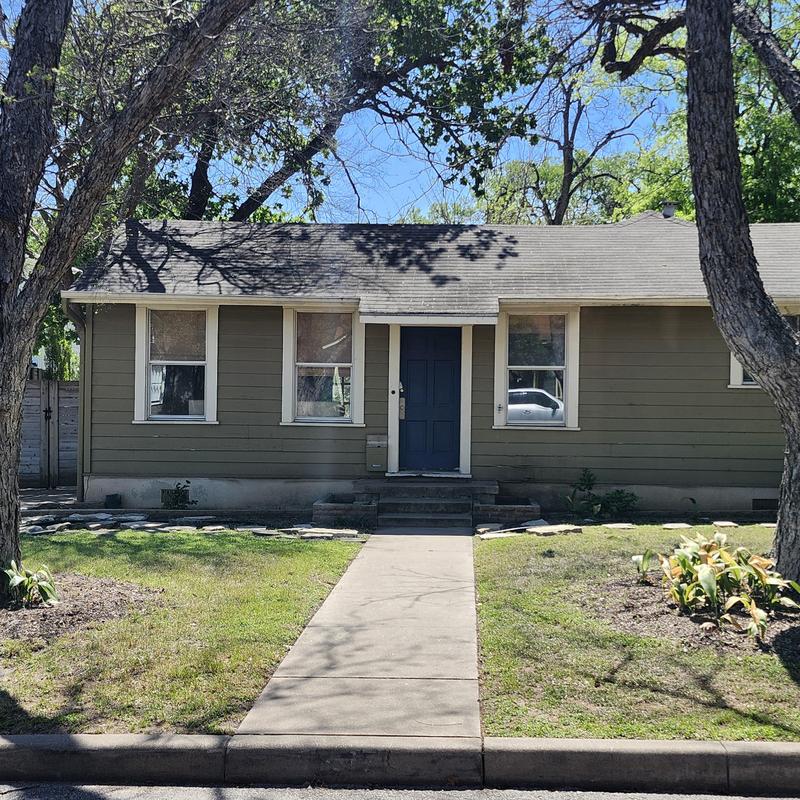 3-tab shingle roof on single-story home in Bryker Woods 3-tab shingle roof on single-story home in Bryker Woods