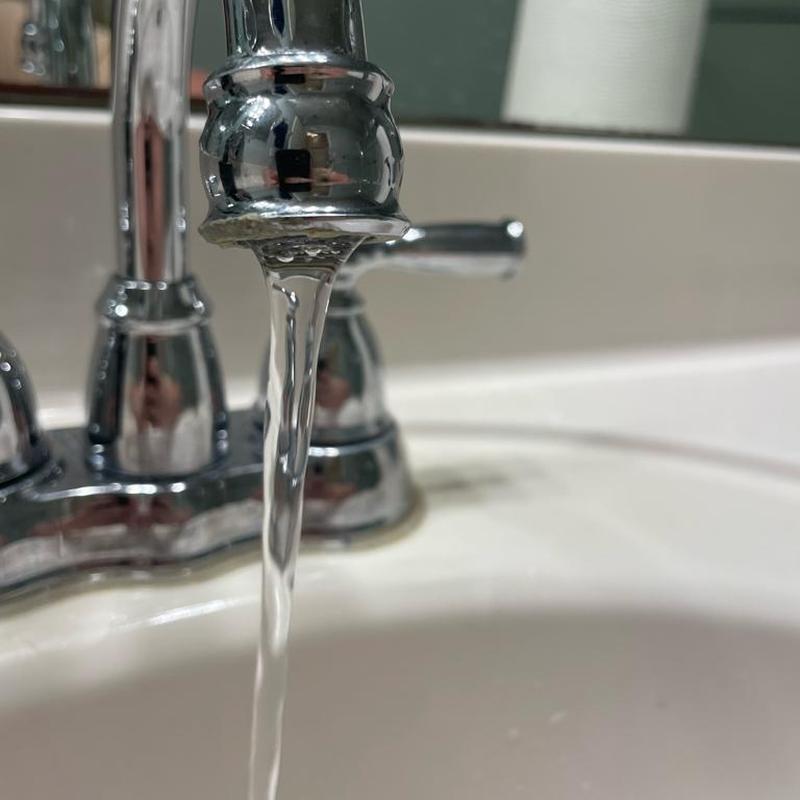 Bathroom faucet aerator with clear water flow Bathroom faucet aerator with clear water flow