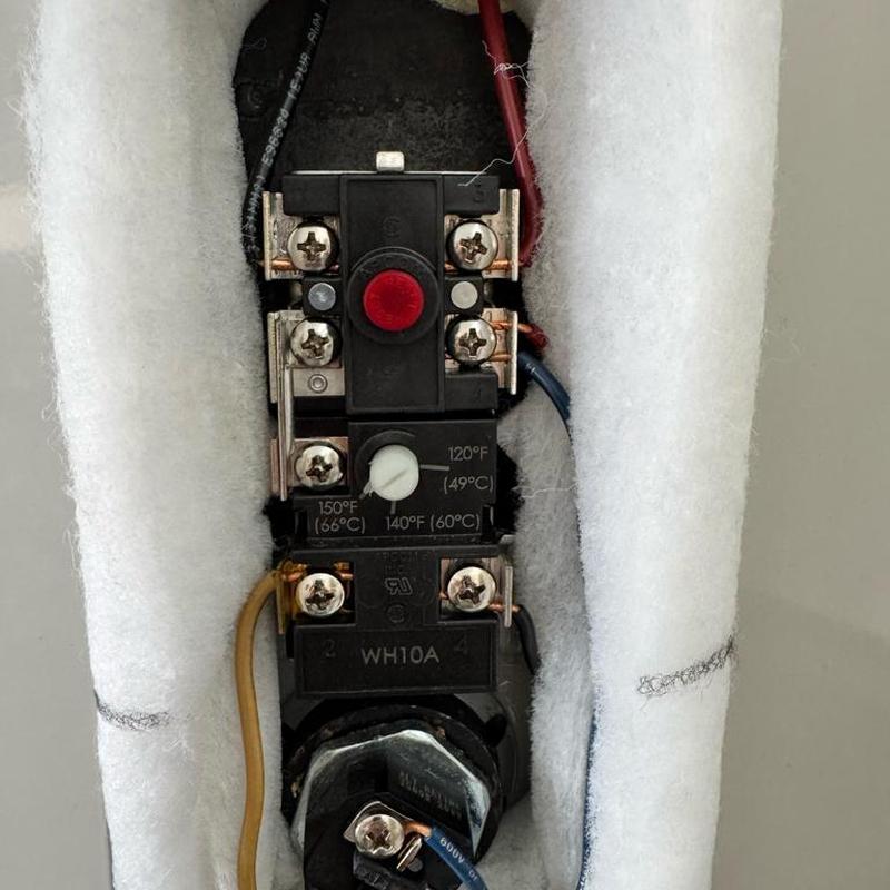 Electric water heater thermostat with wiring connection