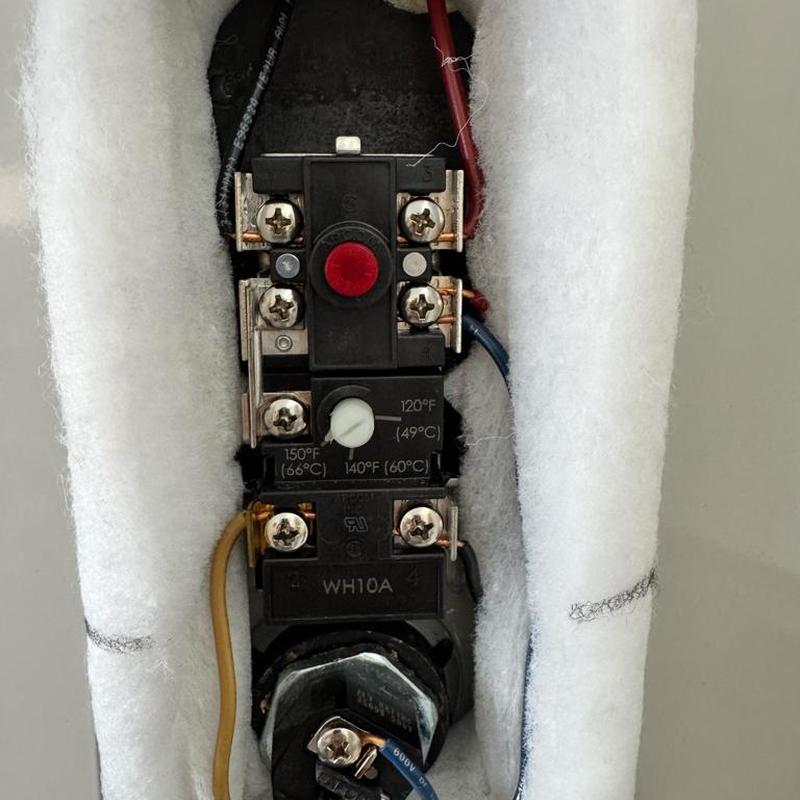 Electric water heater thermostat with insulation foam