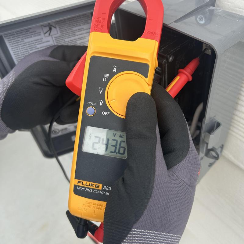 Hot tub circuit voltage testing with clamp meter Hot tub circuit voltage testing with clamp meter
