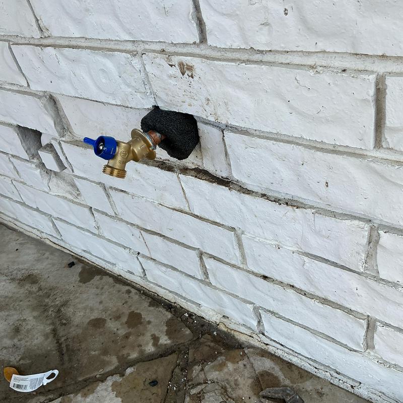 Quarter turn hose bib with insulated copper pipe