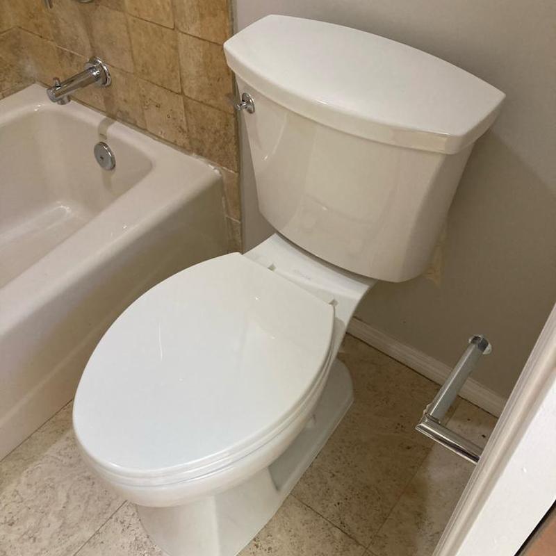 Kohler elongated biscuit toilet installation with tub spout Kohler elongated biscuit toilet installation with tub spout