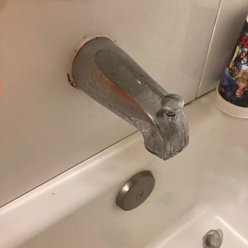 Tub spout replacement with diverter knob in bathroom tub Tub spout replacement with diverter knob in bathroom tub