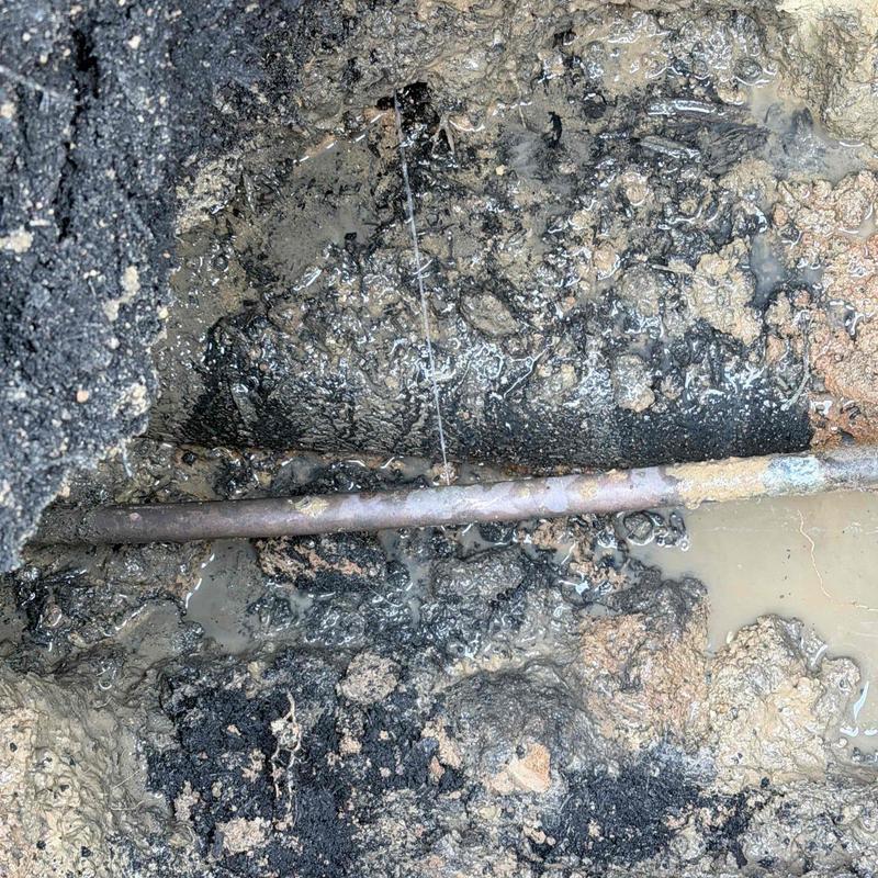 Underground metal pipe leak detection in muddy trench