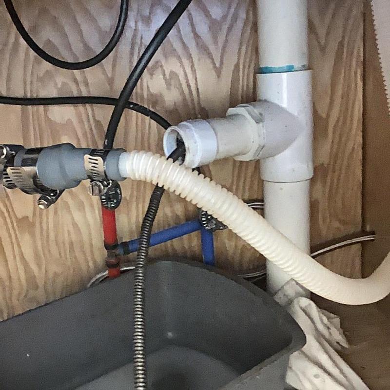 Kitchen sink drain pipe and flexible hose connection