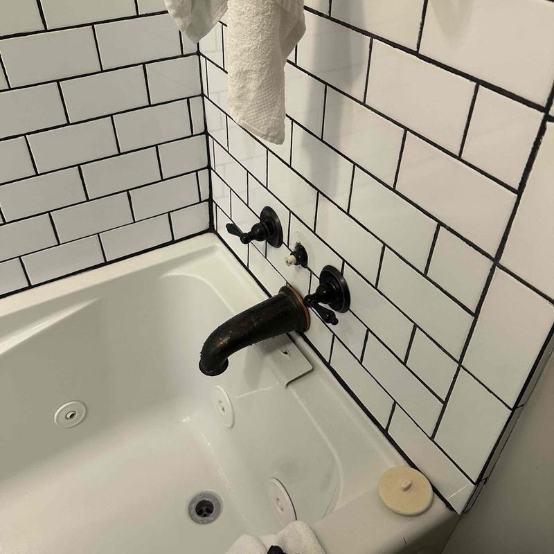 Diverter extension and seals on bathtub faucet