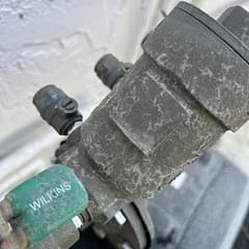 Backflow device with pressure gauge and valves