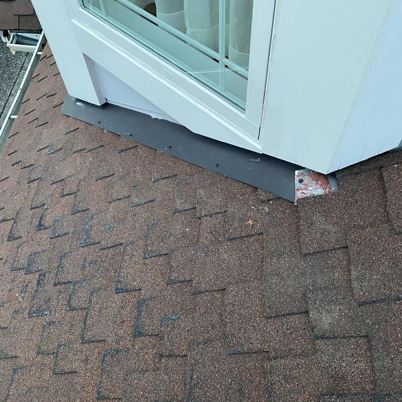 Roof-to-wall flashing installation under bay window