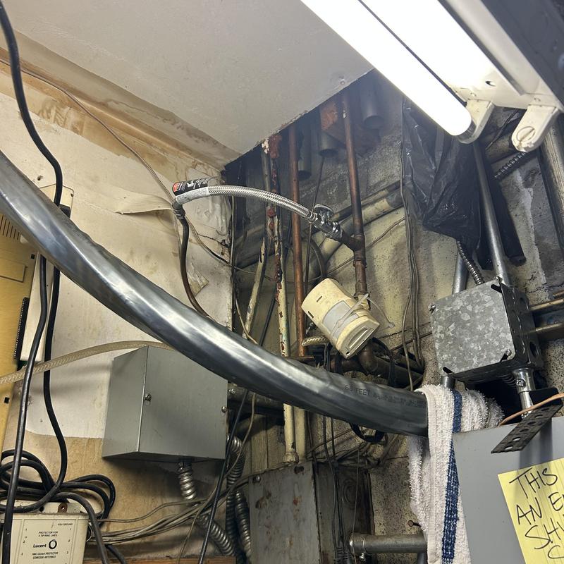 Shut off valve and drain valve in pipe system Shut off valve and drain valve in pipe system