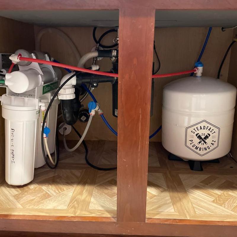 Reverse osmosis water filtration system with pressure tank