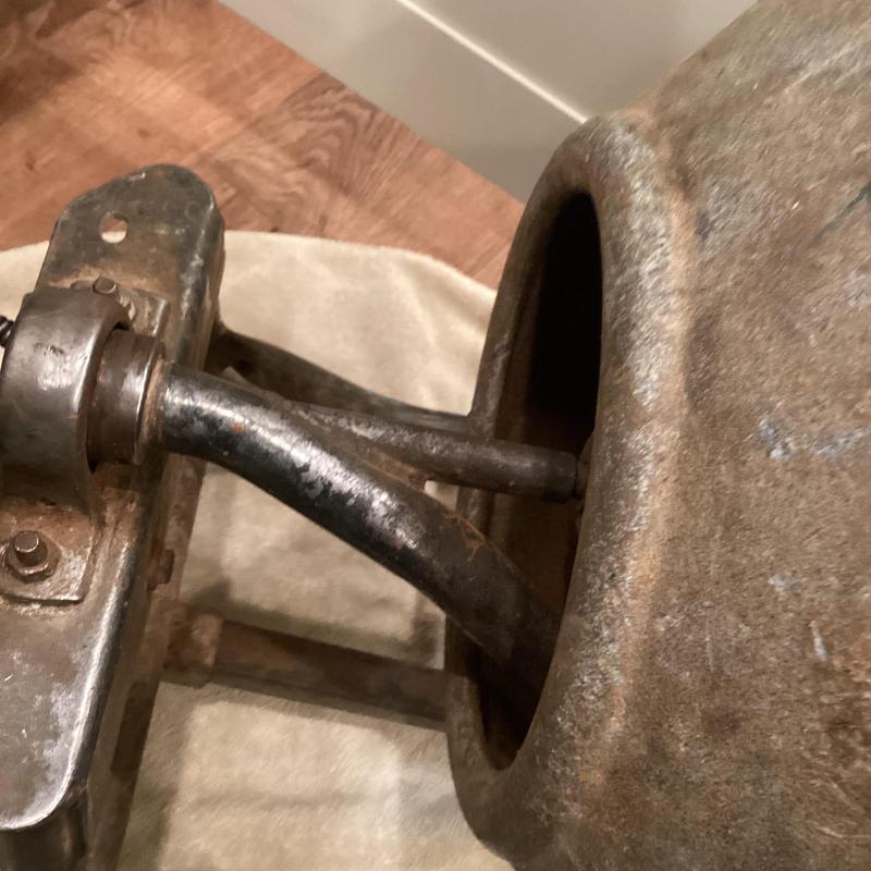 Drain pipe connection with rust and wear details