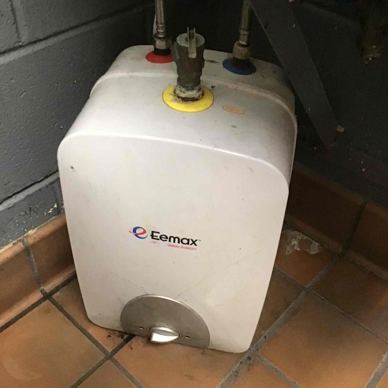 Electric water heater tank with pipe connections