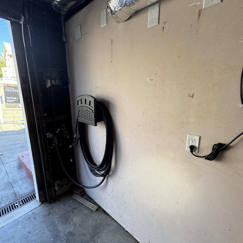 Gas earthquake shutoff valve with water shutoff installation