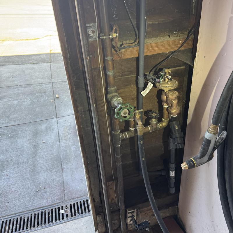 Gas earthquake shutoff valve and water piping system