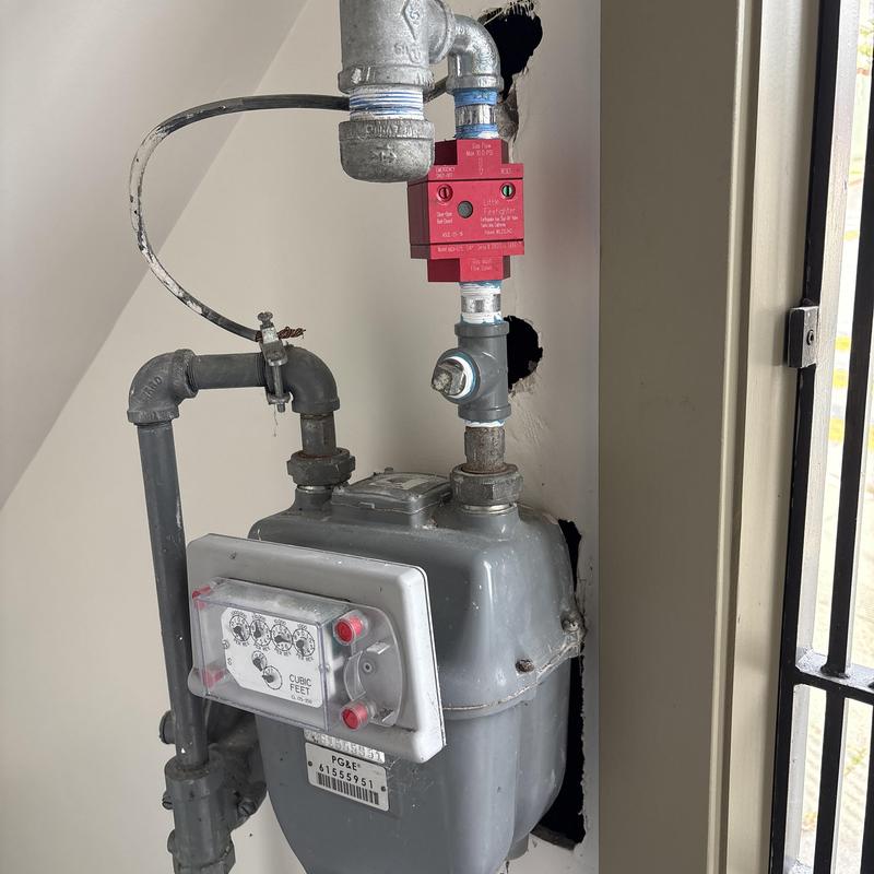 Gas earthquake shutoff valve and meter installation