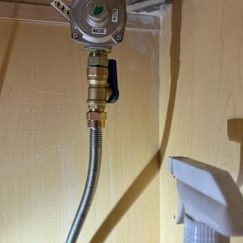 Gas control valve with shutoff lever under cooktop