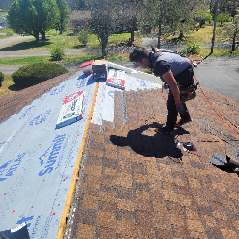 Atlas shingle installation with synthetic underlayment on roof