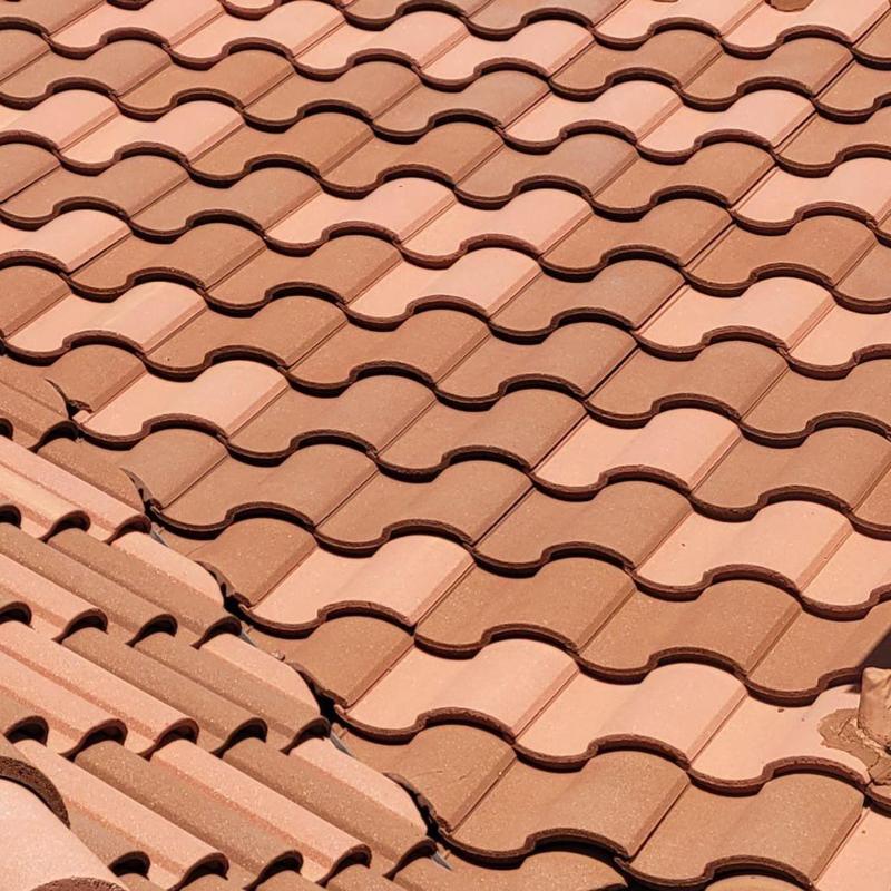Tile roof with secured and aligned tiles