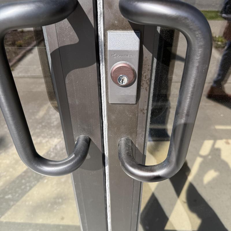 Keyed glass door lock with pull handles