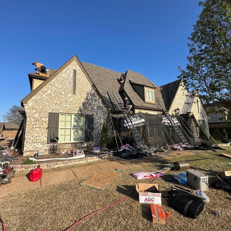 Owens Corning Oakridge asphalt shingles installation in Collierville