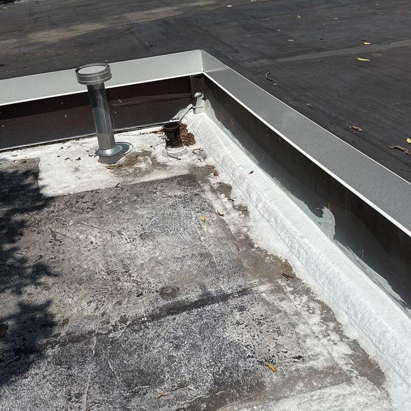 Flat roof membrane with sealant along edge