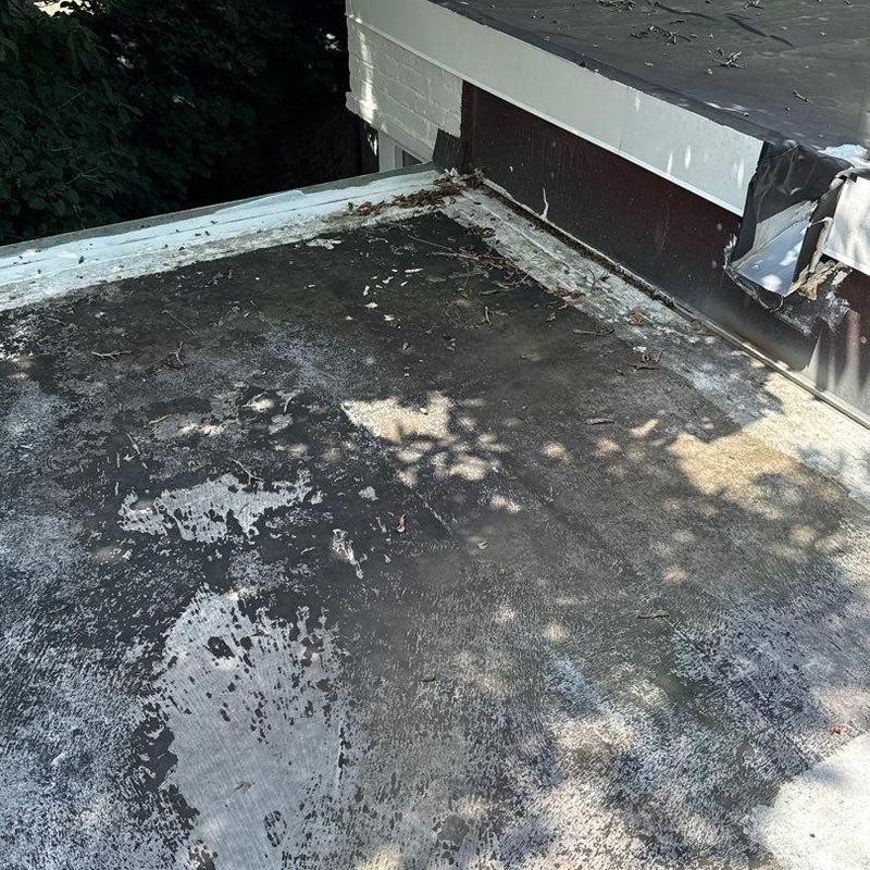 Flat roof membrane with wear and debris buildup