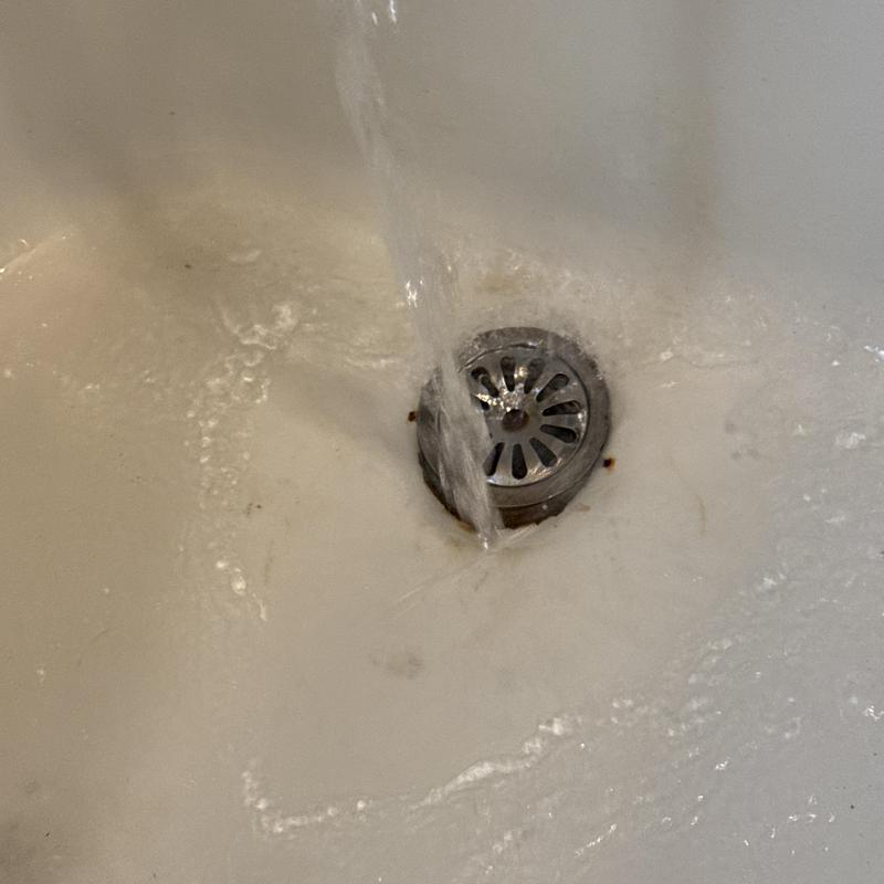 Bathtub drain clearing with water flow test