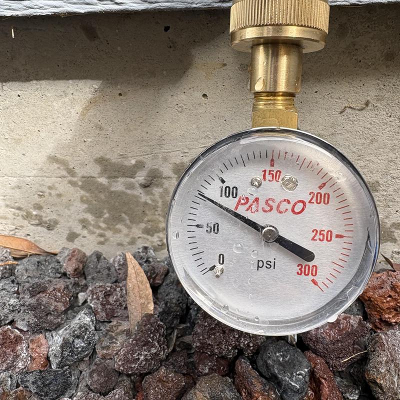 Pressure gauge on water heater T&P valve system Pressure gauge on water heater T&P valve system