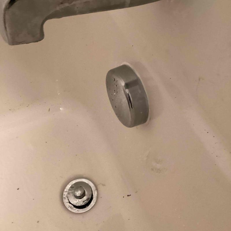 Bathtub drain and overflow plug in apartment tub