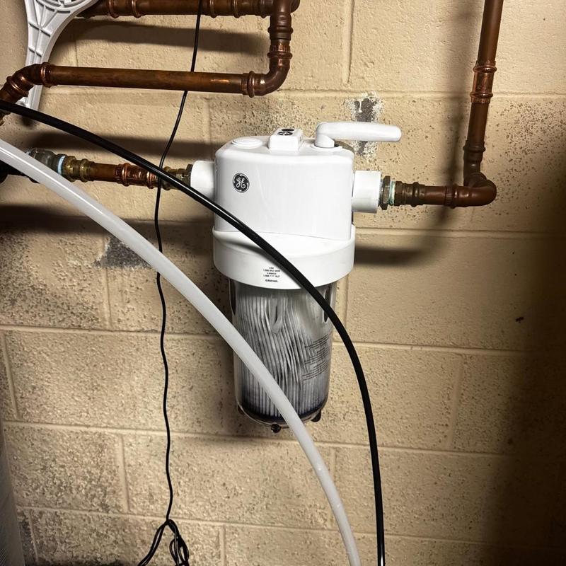 Water filter housing with copper pipe connections