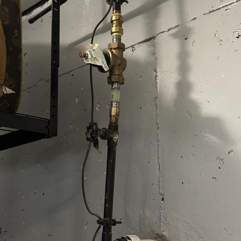 Pressure regulator and electronic shut-off valve installation