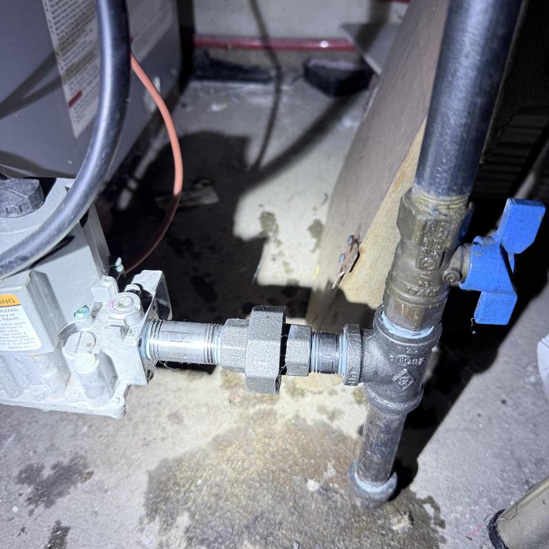 Gas line fitting with shutoff valve and union connection Gas line fitting with shutoff valve and union connection