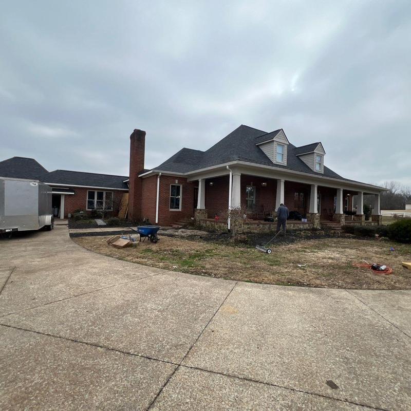 Owens Corning Oakridge asphalt roof on brick home
