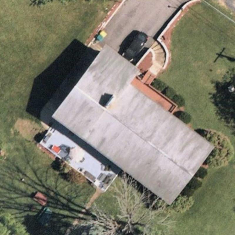 Flat roof overview with driveway and yard surrounding