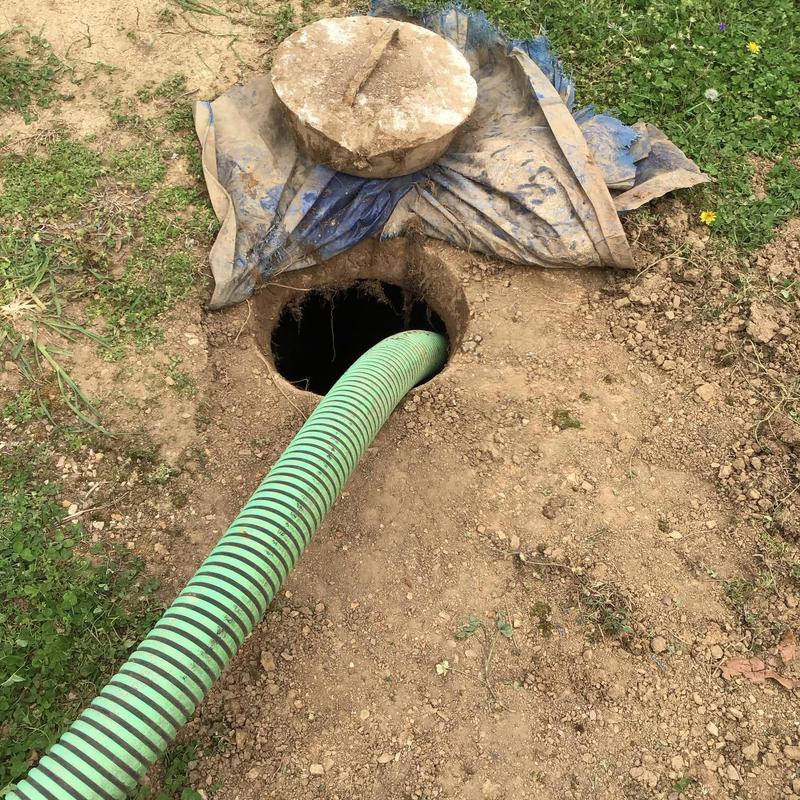 Septic tank with hose pumping and open lid