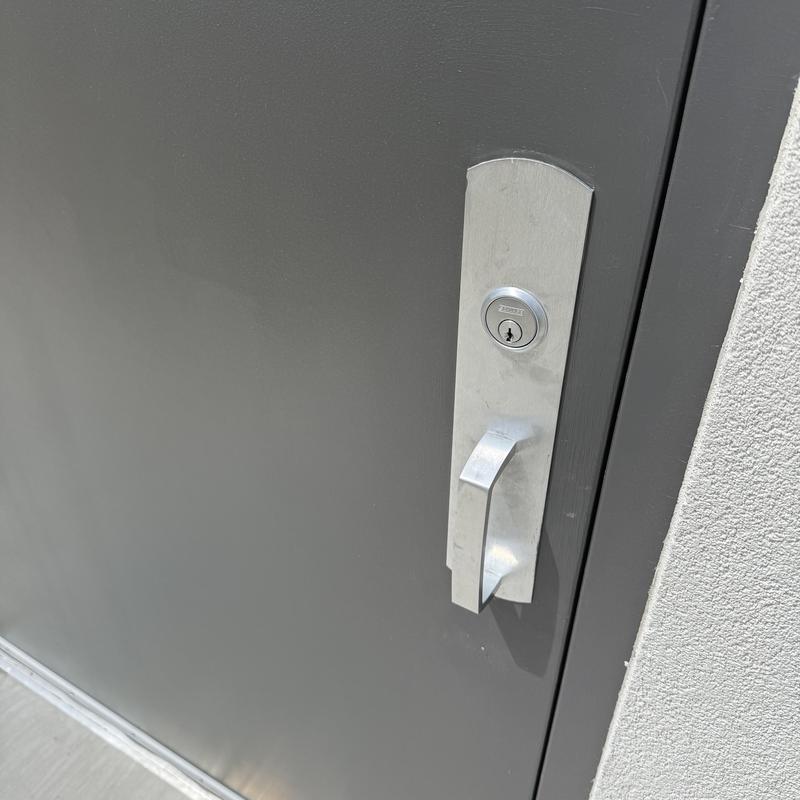 Exit device lock rekey on commercial door handle