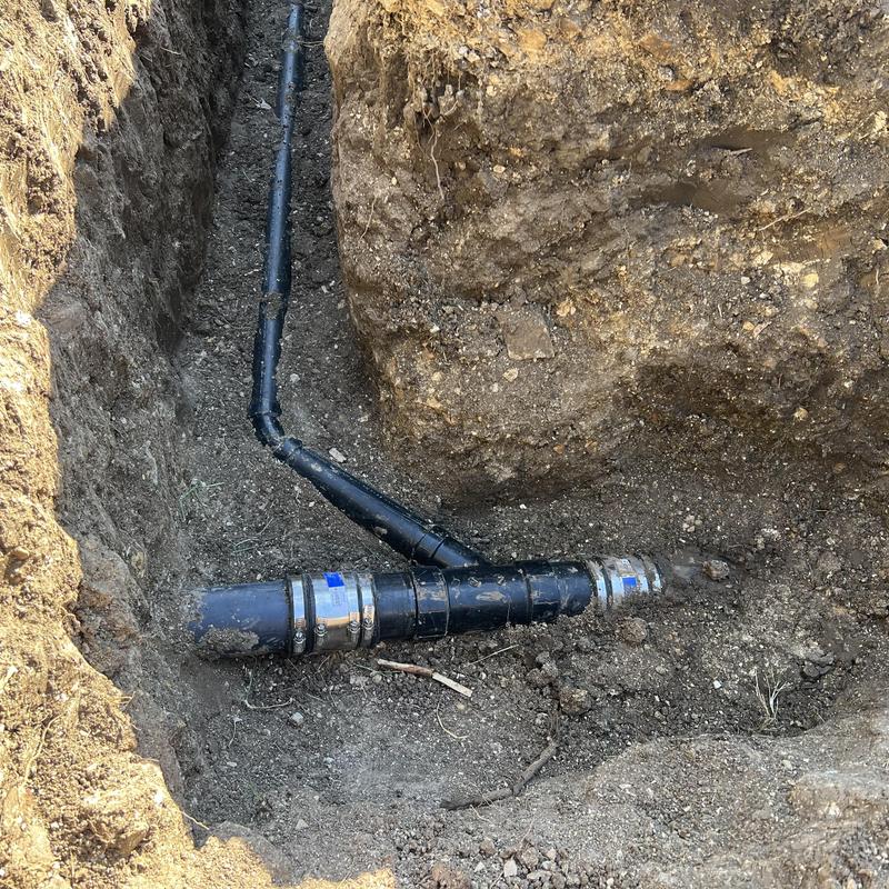 Drainage pipe installation in trench with couplings