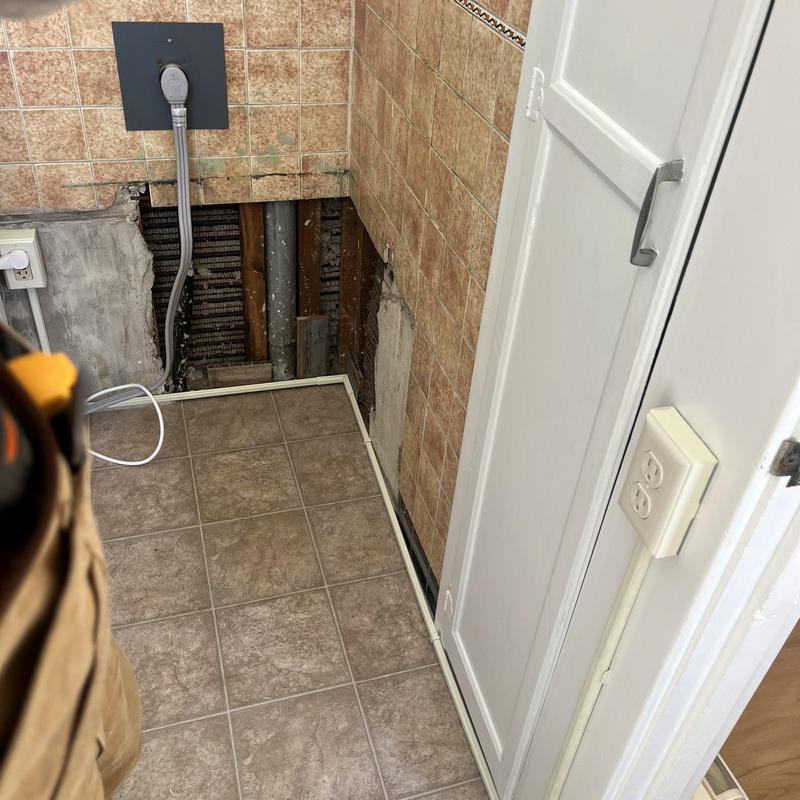 Kitchen electrical circuit with Wiremold conduit installation