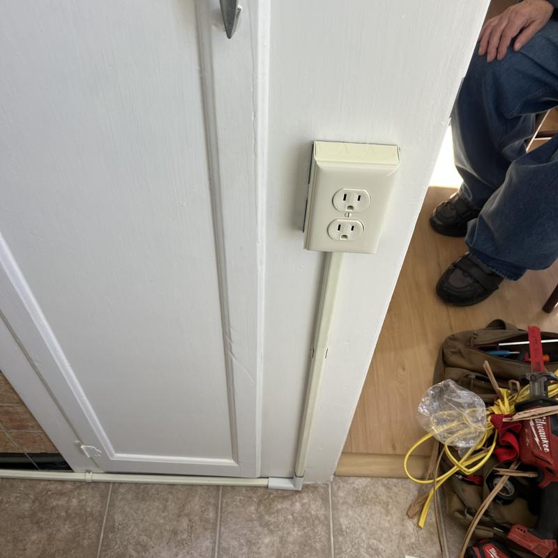 Kitchen electrical outlet with surface-mounted conduit