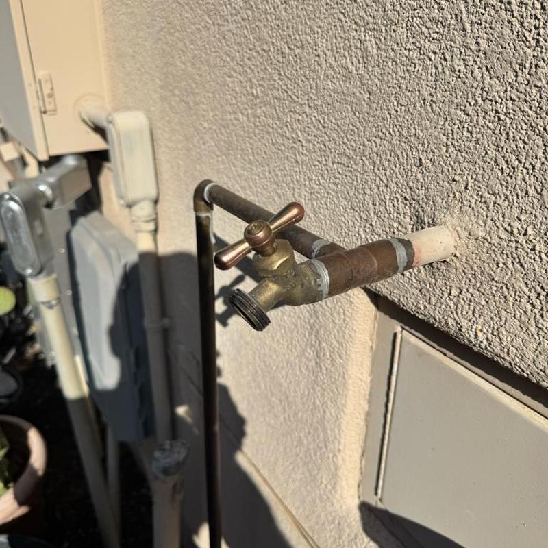 Hose bib with screw-on vacuum breaker installation