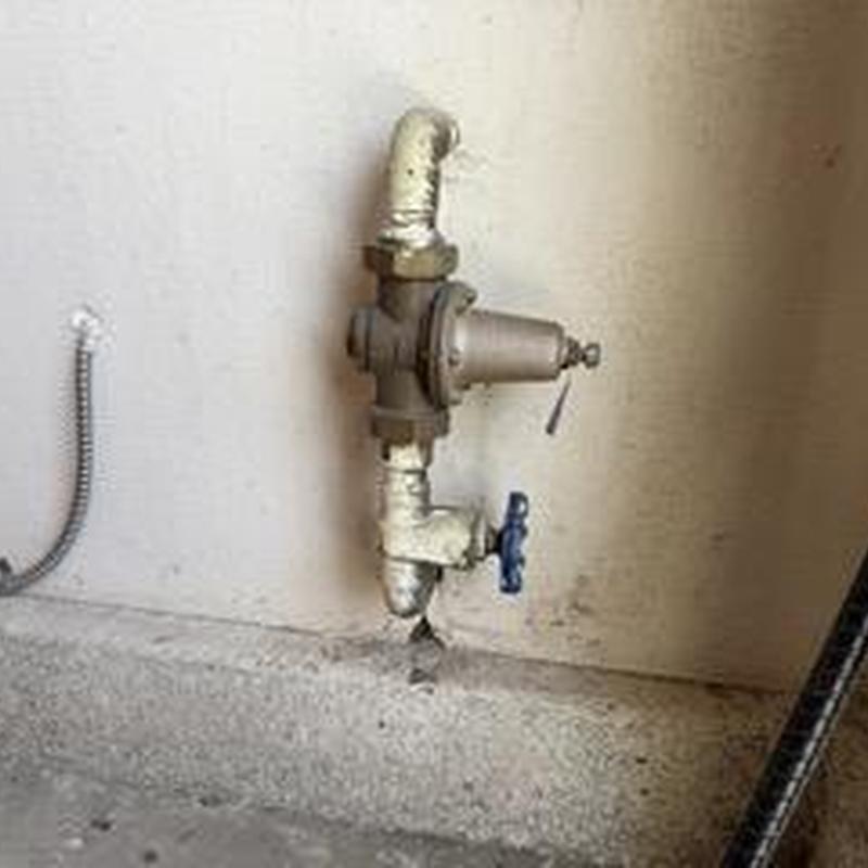 Pressure-reducing valve and shut-off valve assembly Pressure-reducing valve and shut-off valve assembly