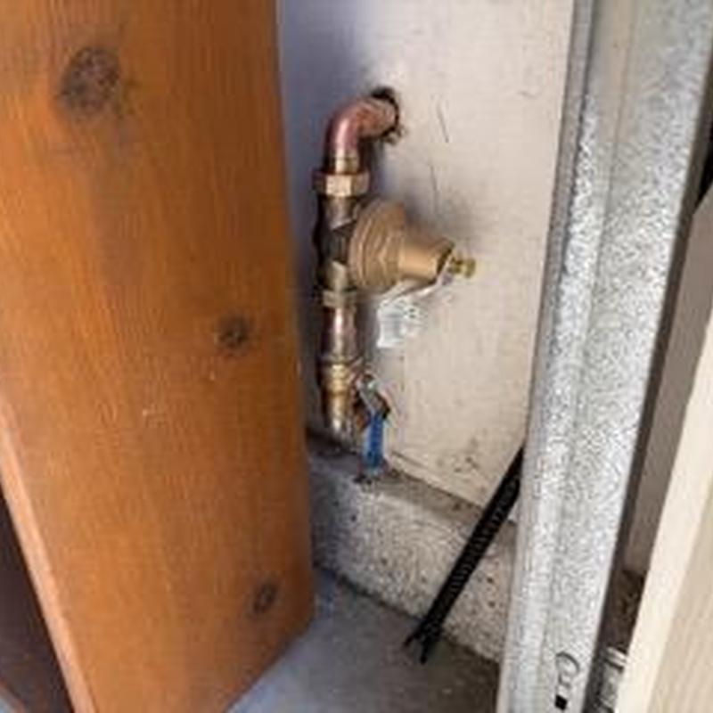 Pressure-reducing valve and water shut-off valve installation Pressure-reducing valve and water shut-off valve installation