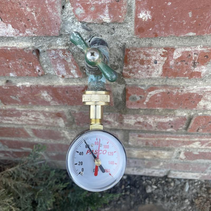 Outdoor hose bib water pressure gauge attached