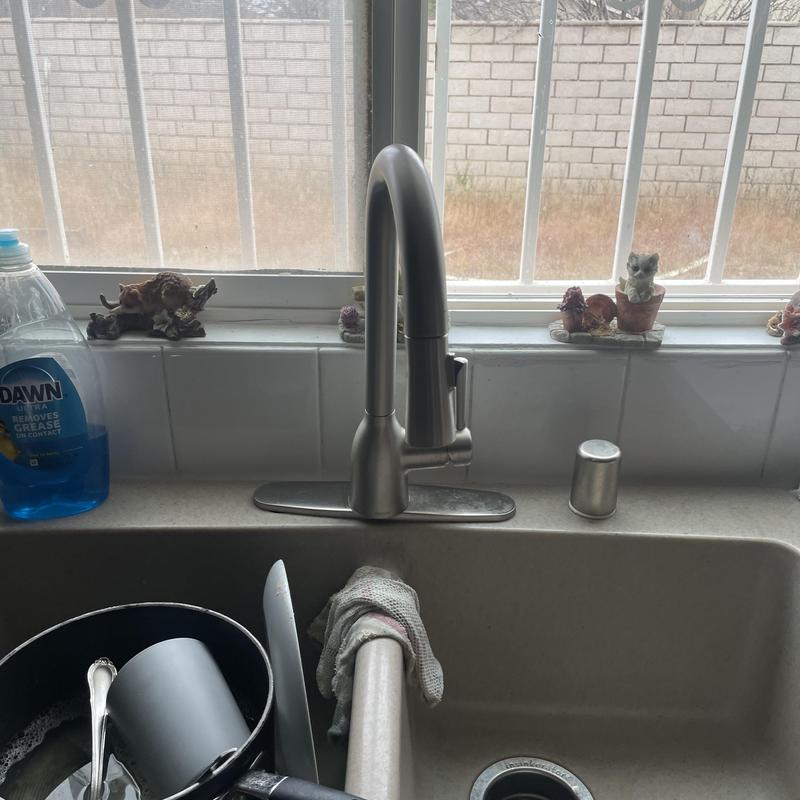Delta brushed nickel kitchen faucet with pull-out sprayer