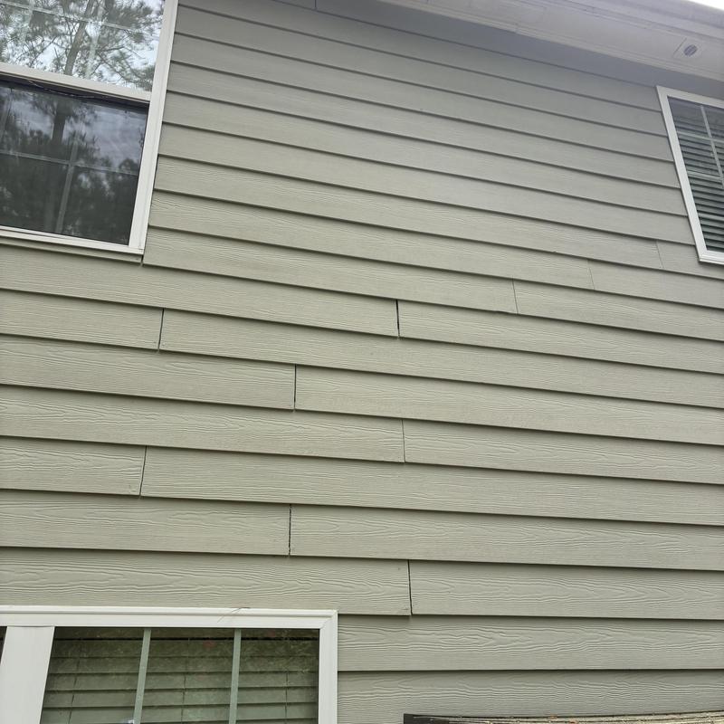 Horizontal siding panels with minor alignment gaps