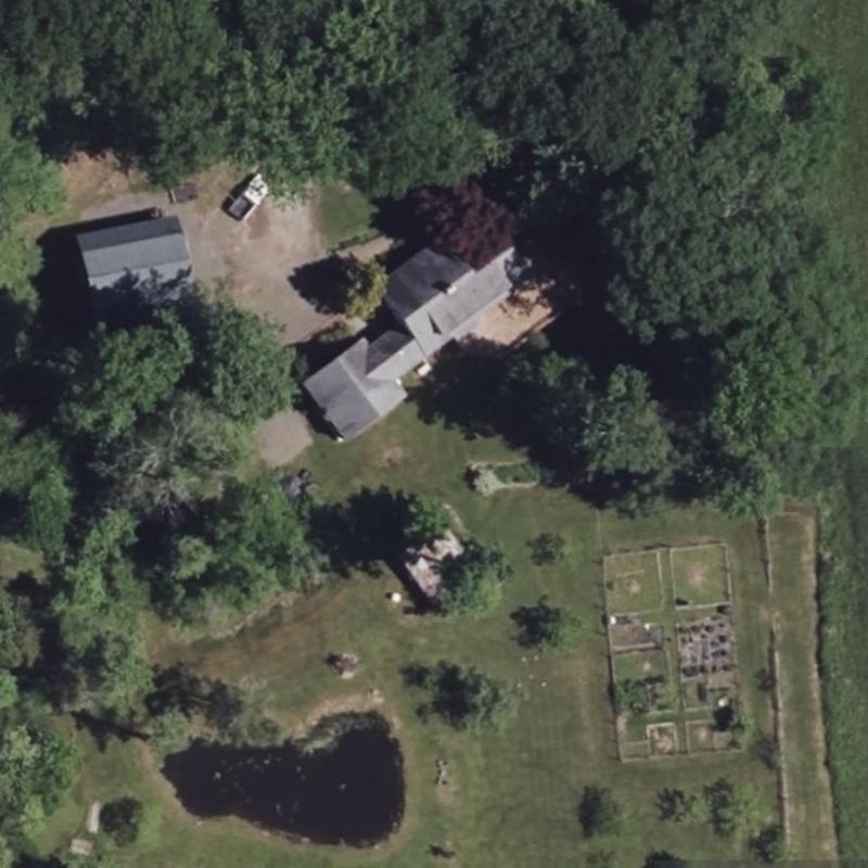 Residential roof system with surrounding yard and garden Residential roof system with surrounding yard and garden